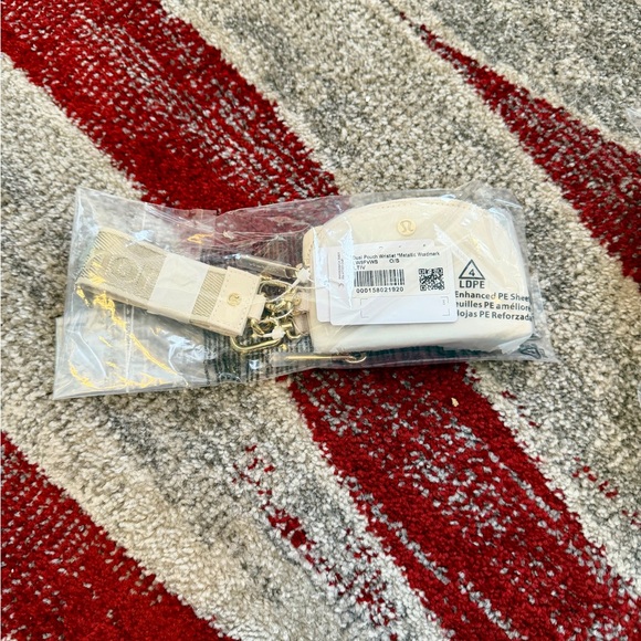 Lululemon Everywhere Crossbody Bag 2L & Dual Pouch Wristlet Bundle - Picture 10 of 14